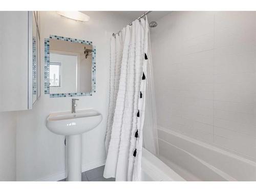 210-116 7A Street Ne, Calgary, AB - Indoor Photo Showing Bathroom