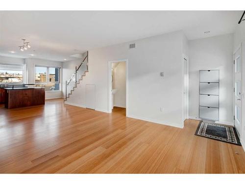 210-116 7A Street Ne, Calgary, AB - Indoor Photo Showing Living Room