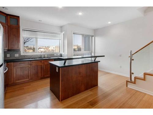 210-116 7A Street Ne, Calgary, AB - Indoor Photo Showing Kitchen