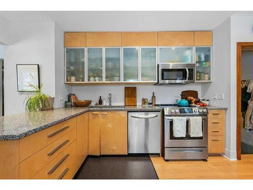 2536 4 Avenue Nw, Calgary, AB - Indoor Photo Showing Kitchen