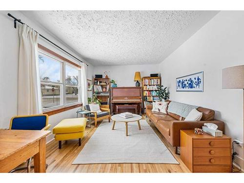 2536 4 Avenue Nw, Calgary, AB - Indoor Photo Showing Living Room