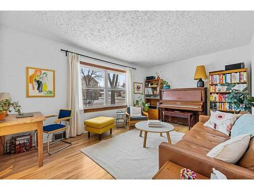 2536 4 Avenue Nw, Calgary, AB - Indoor Photo Showing Living Room