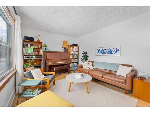 2536 4 Avenue Nw, Calgary, AB - Indoor Photo Showing Living Room