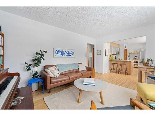 2536 4 Avenue Nw, Calgary, AB - Indoor Photo Showing Living Room