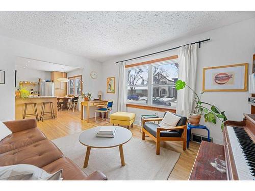 2536 4 Avenue Nw, Calgary, AB - Indoor Photo Showing Living Room