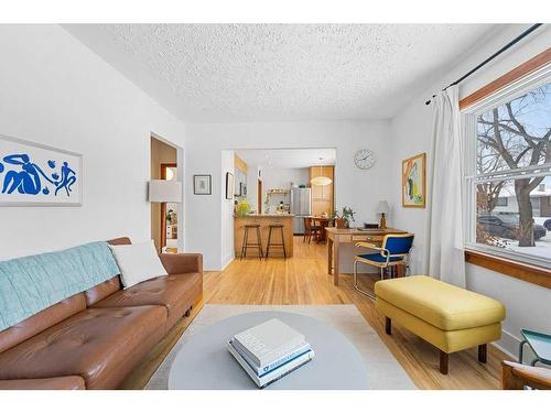 2536 4 Avenue Nw, Calgary, AB - Indoor Photo Showing Living Room