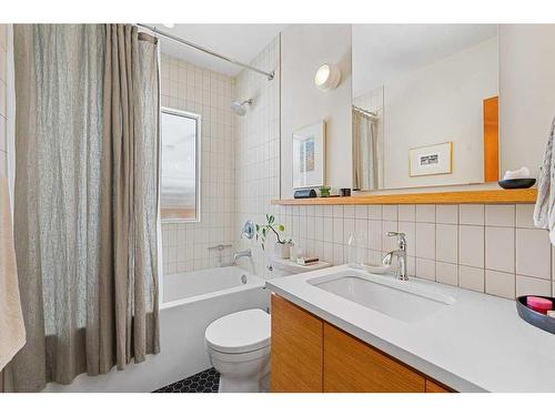 2536 4 Avenue Nw, Calgary, AB - Indoor Photo Showing Bathroom