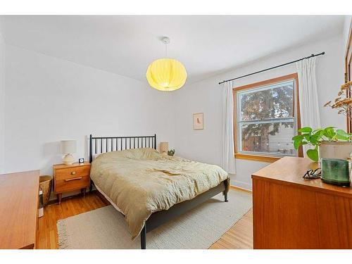 2536 4 Avenue Nw, Calgary, AB - Indoor Photo Showing Bedroom