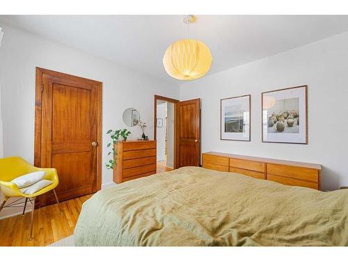 2536 4 Avenue Nw, Calgary, AB - Indoor Photo Showing Bedroom