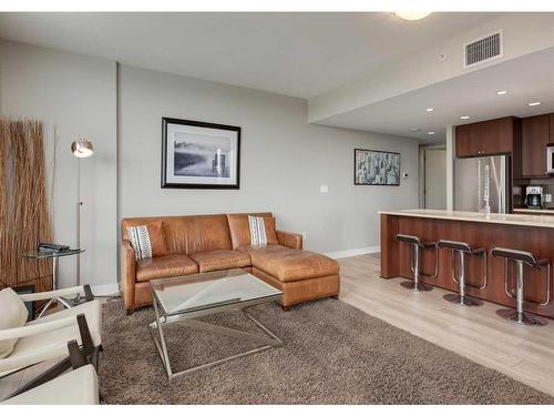 1208-1118 12 Avenue Sw, Calgary, AB - Indoor Photo Showing Living Room