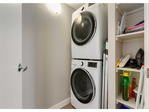 1208-1118 12 Avenue Sw, Calgary, AB - Indoor Photo Showing Laundry Room