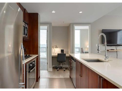 1208-1118 12 Avenue Sw, Calgary, AB - Indoor Photo Showing Kitchen