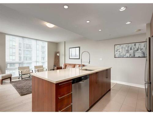 1208-1118 12 Avenue Sw, Calgary, AB - Indoor Photo Showing Kitchen