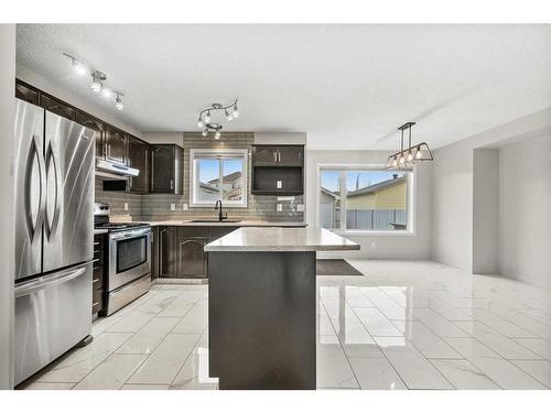 274 Covewood Park Ne, Calgary, AB - Indoor Photo Showing Kitchen