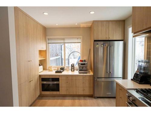 401 30 Avenue Sw, Calgary, AB - Indoor Photo Showing Kitchen