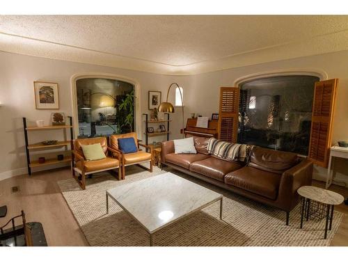 401 30 Avenue Sw, Calgary, AB - Indoor Photo Showing Living Room