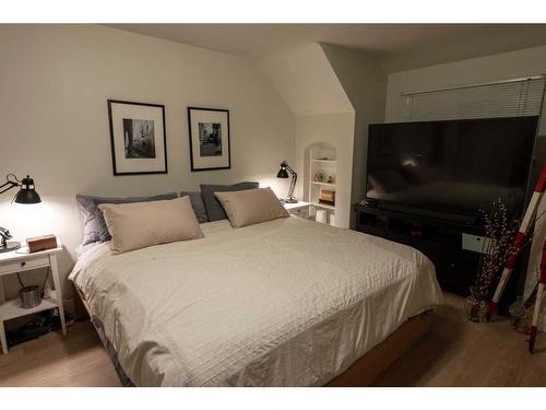 401 30 Avenue Sw, Calgary, AB - Indoor Photo Showing Bedroom