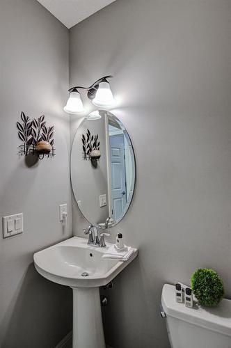 284 Everbrook Way Sw, Calgary, AB - Indoor Photo Showing Bathroom