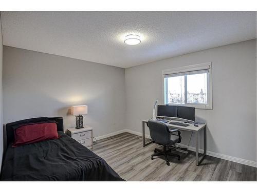 284 Everbrook Way Sw, Calgary, AB - Indoor Photo Showing Bedroom