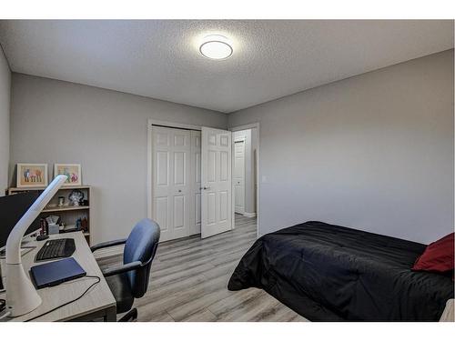 284 Everbrook Way Sw, Calgary, AB - Indoor Photo Showing Bedroom