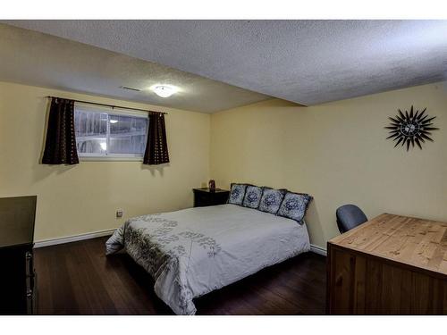 284 Everbrook Way Sw, Calgary, AB - Indoor Photo Showing Bedroom