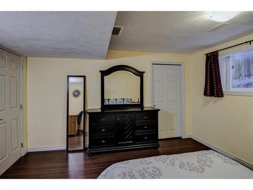 284 Everbrook Way Sw, Calgary, AB - Indoor Photo Showing Bedroom