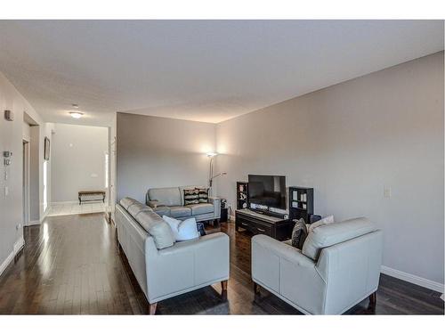 284 Everbrook Way Sw, Calgary, AB - Indoor Photo Showing Living Room