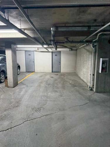 3205-70 Panamount Drive Nw, Calgary, AB - Indoor Photo Showing Garage