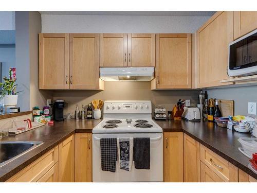 3205-70 Panamount Drive Nw, Calgary, AB - Indoor Photo Showing Kitchen