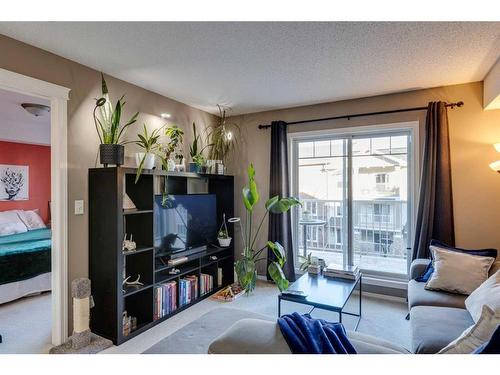 3205-70 Panamount Drive Nw, Calgary, AB - Indoor Photo Showing Living Room