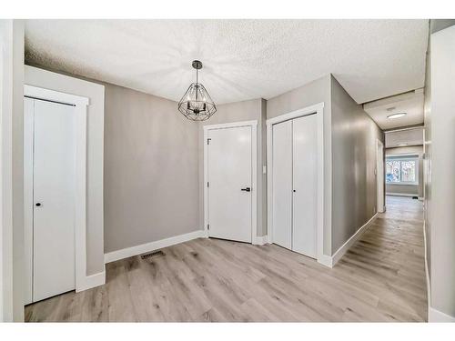 7435 20A Street Se, Calgary, AB - Indoor Photo Showing Other Room