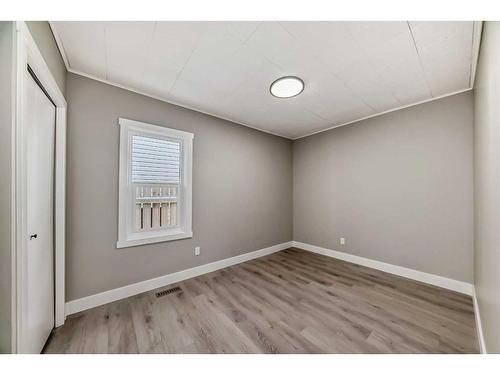 7435 20A Street Se, Calgary, AB - Indoor Photo Showing Other Room