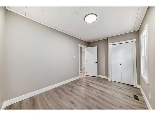 7435 20A Street Se, Calgary, AB - Indoor Photo Showing Other Room