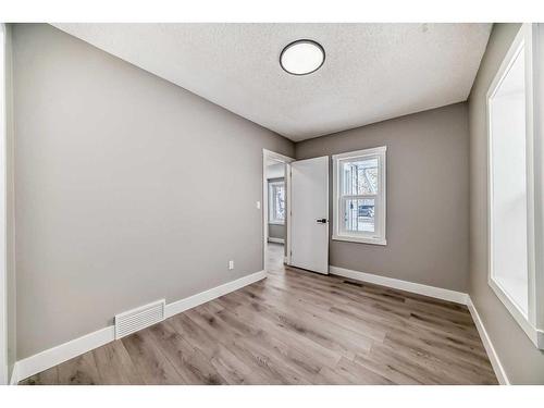 7435 20A Street Se, Calgary, AB - Indoor Photo Showing Other Room