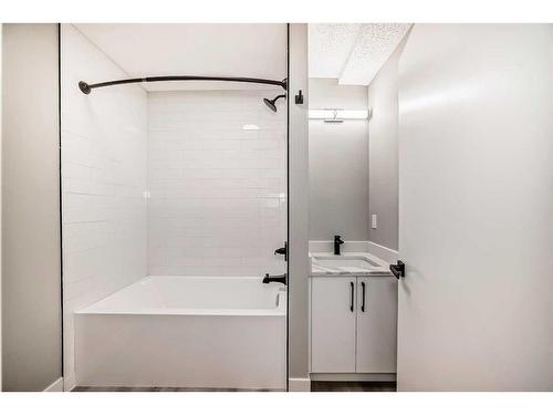 7435 20A Street Se, Calgary, AB - Indoor Photo Showing Bathroom