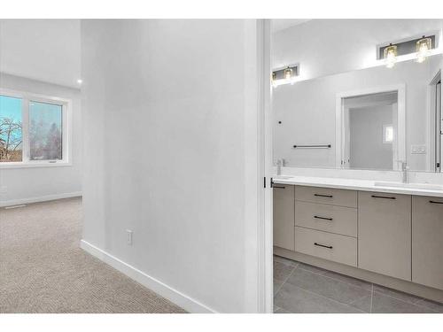 2522 17 Avenue Sw, Calgary, AB - Indoor Photo Showing Bathroom