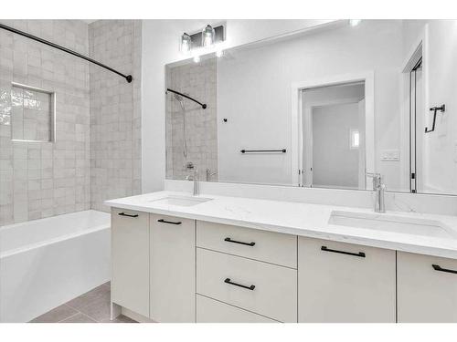 2522 17 Avenue Sw, Calgary, AB - Indoor Photo Showing Bathroom