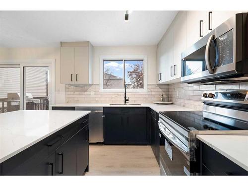 11 Cedarwood Rise Sw, Calgary, AB - Indoor Photo Showing Kitchen