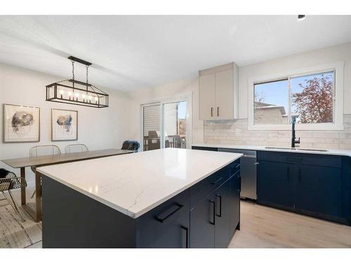 11 Cedarwood Rise Sw, Calgary, AB - Indoor Photo Showing Kitchen