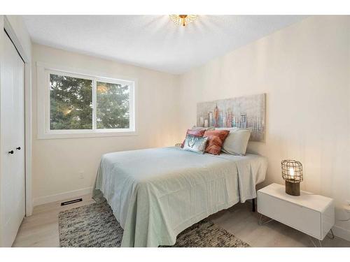 11 Cedarwood Rise Sw, Calgary, AB - Indoor Photo Showing Bedroom