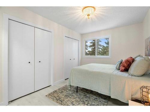 11 Cedarwood Rise Sw, Calgary, AB - Indoor Photo Showing Bedroom