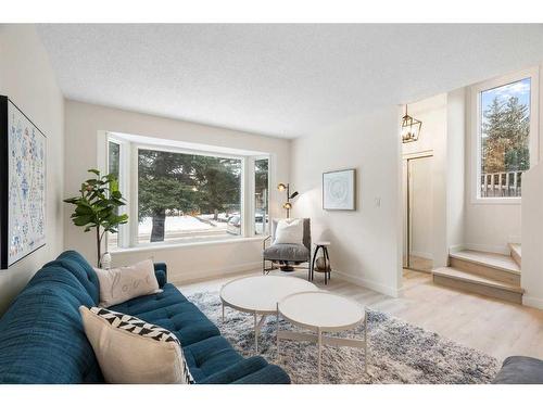 11 Cedarwood Rise Sw, Calgary, AB - Indoor Photo Showing Living Room