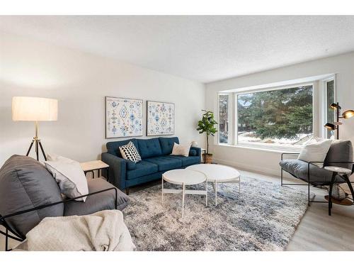 11 Cedarwood Rise Sw, Calgary, AB - Indoor Photo Showing Living Room