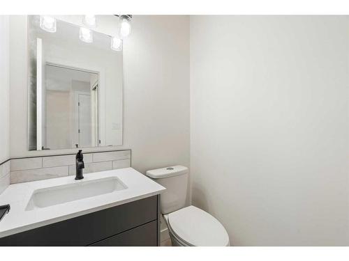 11 Cedarwood Rise Sw, Calgary, AB - Indoor Photo Showing Bathroom