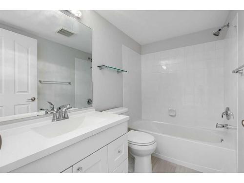 2217-6224 17 Avenue, Calgary, AB - Indoor Photo Showing Bathroom