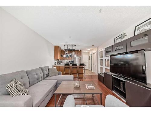 320-5115 Richard Road Sw, Calgary, AB - Indoor Photo Showing Living Room