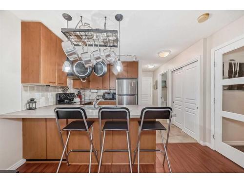 320-5115 Richard Road Sw, Calgary, AB - Indoor Photo Showing Kitchen