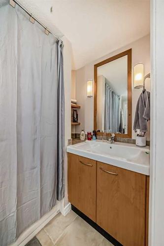 320-5115 Richard Road Sw, Calgary, AB - Indoor Photo Showing Bathroom