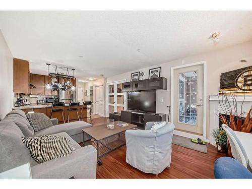 320-5115 Richard Road Sw, Calgary, AB - Indoor Photo Showing Living Room