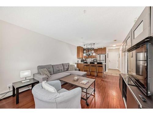 320-5115 Richard Road Sw, Calgary, AB - Indoor Photo Showing Living Room